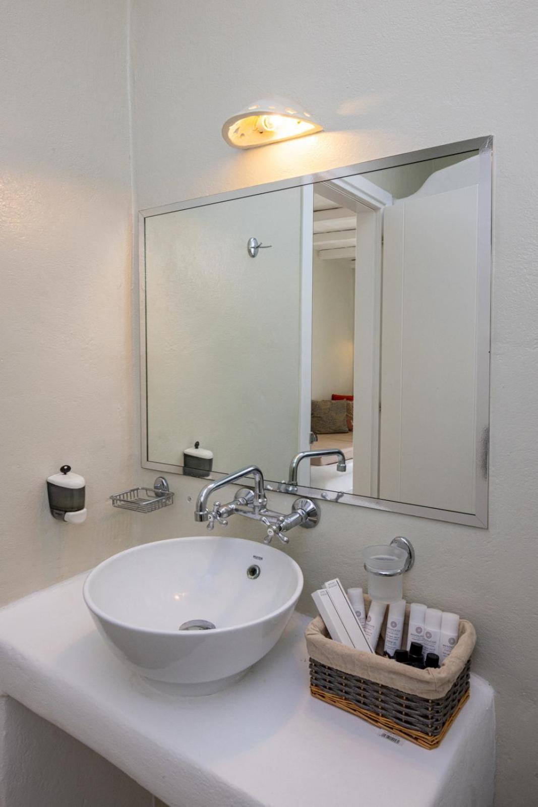 Soulmate'S Suites Tinos Киониа Екстериор снимка